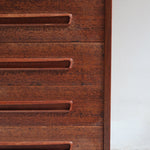 Grande commode scandinave en teck années 60 à six tiroirs avec poignées intégrées sculptées et pieds compas.