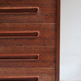 Grande commode scandinave en teck années 60 à six tiroirs avec poignées intégrées sculptées et pieds compas.