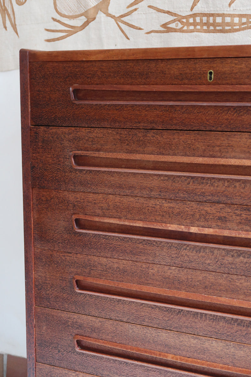 Grande commode scandinave en teck années 60 à six tiroirs avec poignées intégrées sculptées et pieds compas.