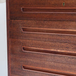 Grande commode scandinave en teck années 60 à six tiroirs avec poignées intégrées sculptées et pieds compas.