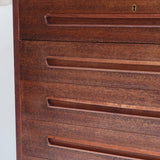 Grande commode scandinave en teck années 60 à six tiroirs avec poignées intégrées sculptées et pieds compas.
