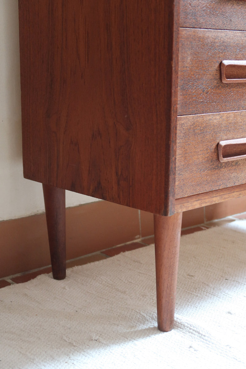 Grande commode scandinave en teck années 60 à six tiroirs avec poignées intégrées sculptées et pieds compas.