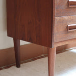 Grande commode scandinave en teck années 60 à six tiroirs avec poignées intégrées sculptées et pieds compas.