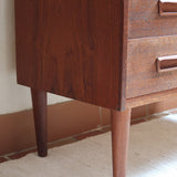 Grande commode scandinave en teck années 60 à six tiroirs avec poignées intégrées sculptées et pieds compas.