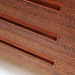 Grande commode scandinave en teck années 60 à six tiroirs avec poignées intégrées sculptées et pieds compas.