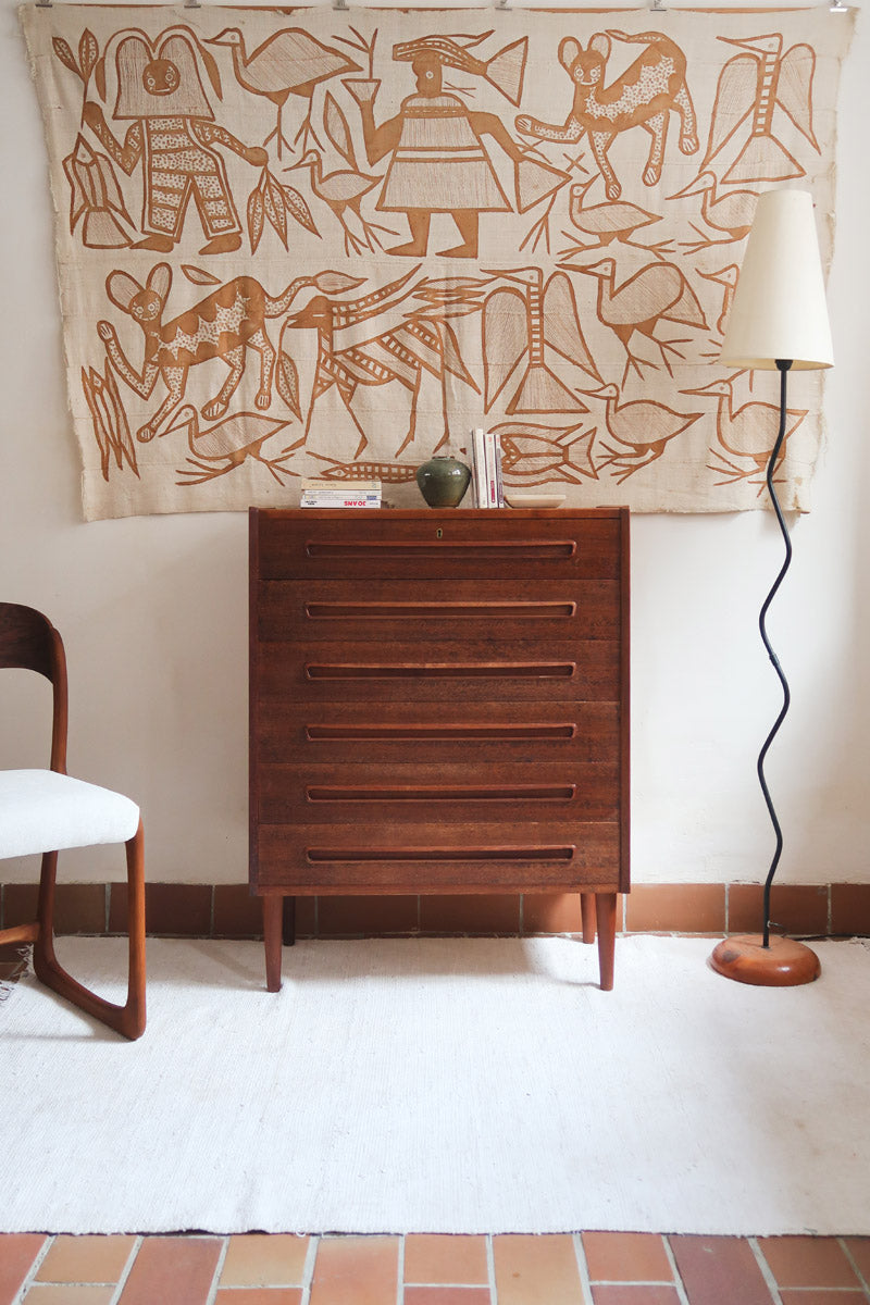Grande commode scandinave en teck années 60 à six tiroirs avec poignées intégrées sculptées et pieds compas.