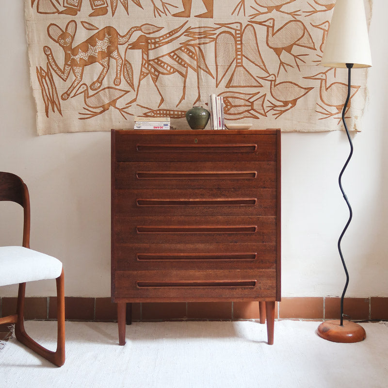 Grande commode scandinave en teck années 60 à six tiroirs avec poignées intégrées sculptées et pieds compas.