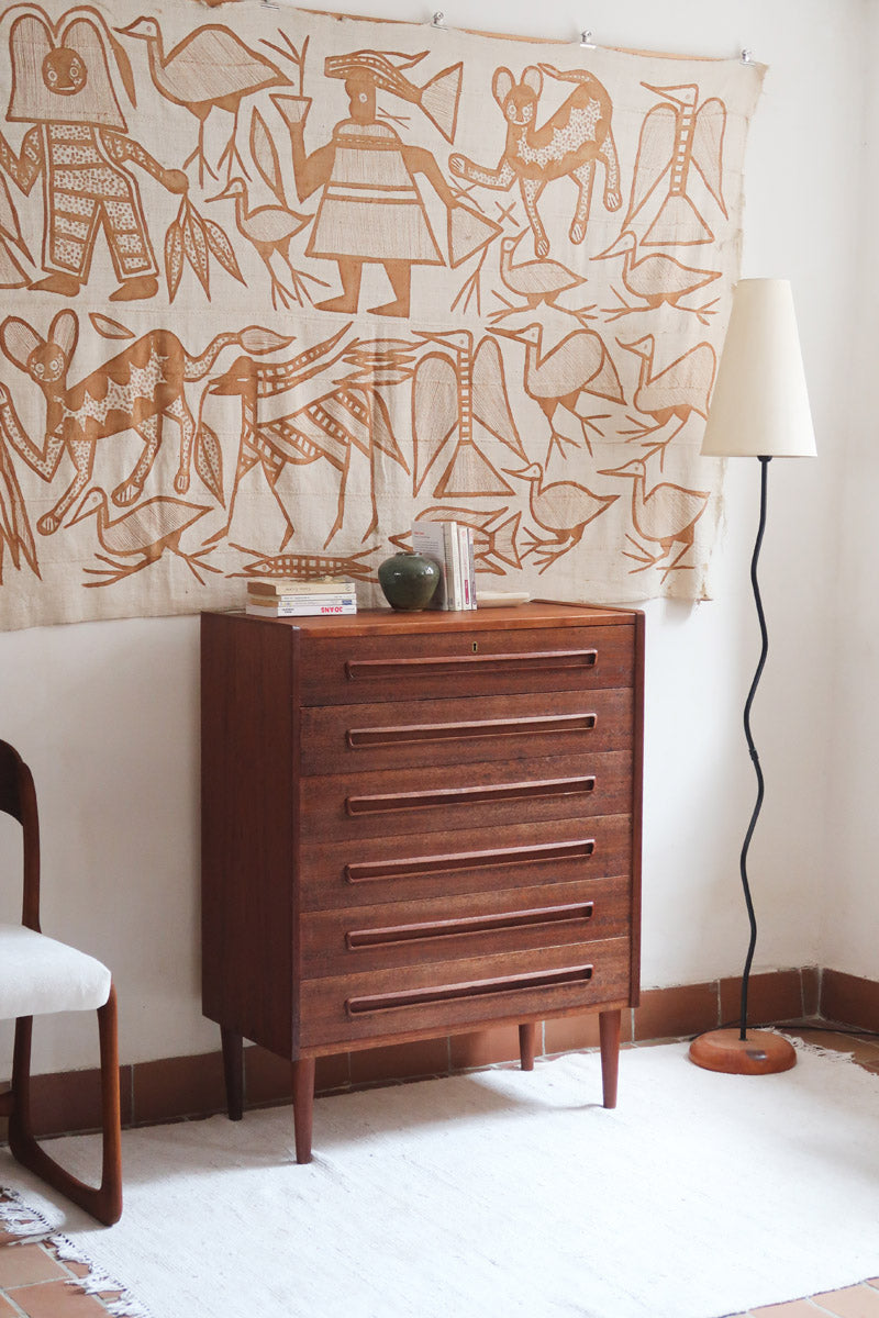 Grande commode scandinave en teck années 60 à six tiroirs avec poignées intégrées sculptées et pieds compas.