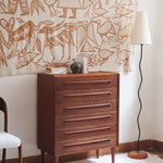 Grande commode scandinave en teck années 60 à six tiroirs avec poignées intégrées sculptées et pieds compas.