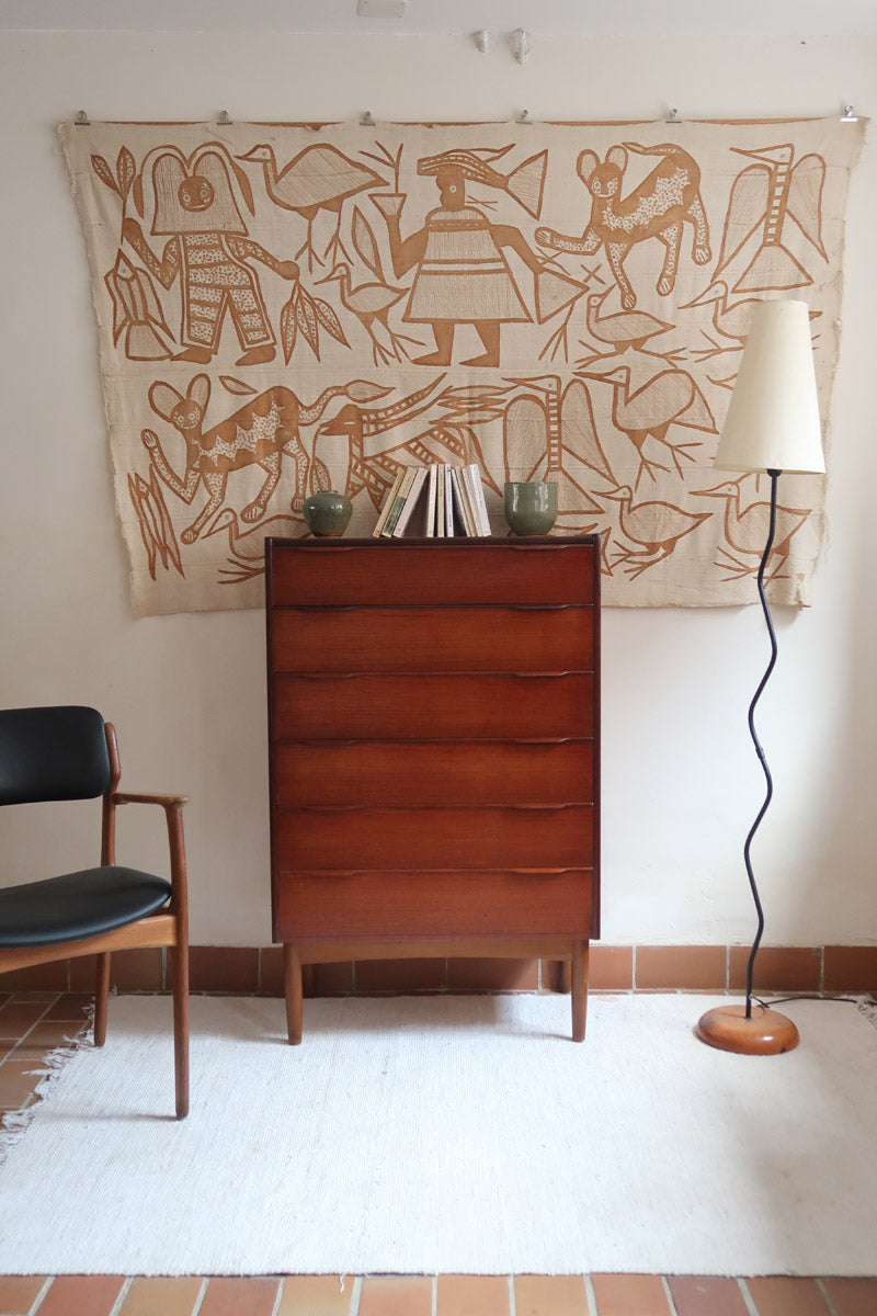 Commode haute scandinave en teck années 60 à six tiroirs avec poignées intégrées et piètement fuselé.