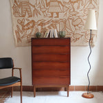 Commode haute scandinave en teck années 60 à six tiroirs avec poignées intégrées et piètement fuselé.