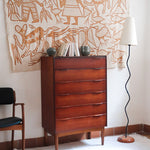 Commode haute scandinave en teck années 60 à six tiroirs avec poignées intégrées et piètement fuselé.