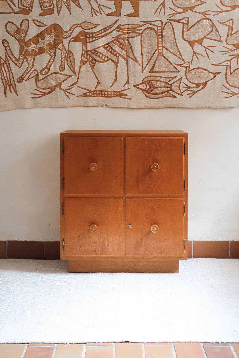 Commode scandinave en pin blond des années 70 avec quatre portes à boutons tournés.