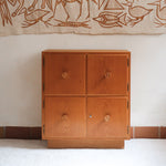 Commode scandinave en pin blond des années 70 avec quatre portes à boutons tournés.