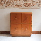 Commode scandinave en pin blond des années 70 avec quatre portes à boutons tournés.