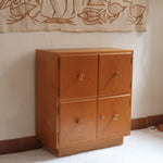 Commode scandinave en pin blond des années 70 avec quatre portes à boutons tournés.