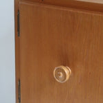 Commode scandinave en pin blond des années 70 avec quatre portes à boutons tournés.