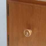 Commode scandinave en pin blond des années 70 avec quatre portes à boutons tournés.