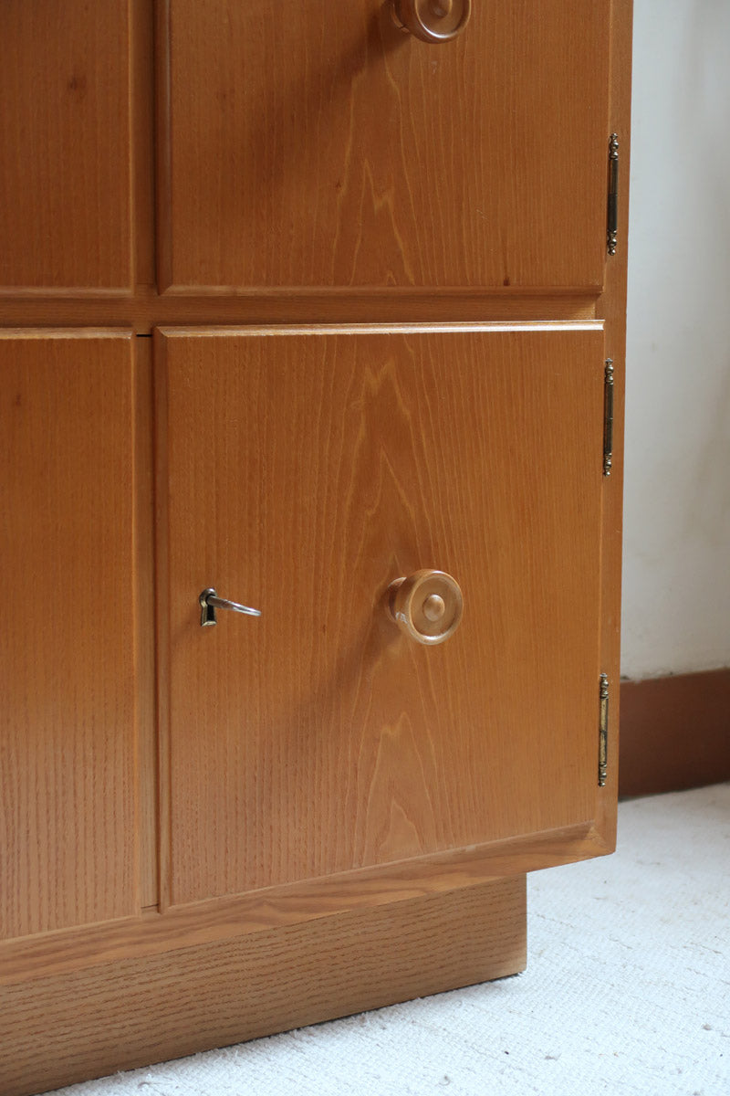 Commode scandinave en pin blond des années 70 avec quatre portes à boutons tournés.