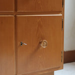 Commode scandinave en pin blond des années 70 avec quatre portes à boutons tournés.