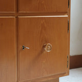 Commode scandinave en pin blond des années 70 avec quatre portes à boutons tournés.