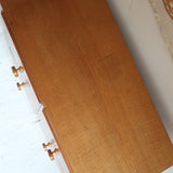 Commode scandinave en pin blond des années 70 avec quatre portes à boutons tournés.