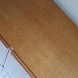 Commode scandinave en pin blond des années 70 avec quatre portes à boutons tournés.