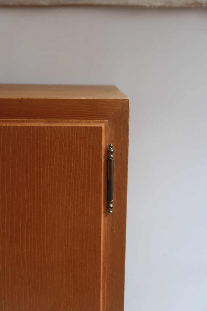 Commode scandinave en pin blond des années 70 avec quatre portes à boutons tournés.