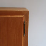 Commode scandinave en pin blond des années 70 avec quatre portes à boutons tournés.