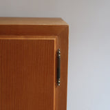 Commode scandinave en pin blond des années 70 avec quatre portes à boutons tournés.