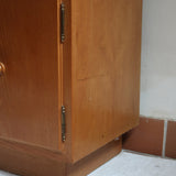 Commode scandinave en pin blond des années 70 avec quatre portes à boutons tournés.