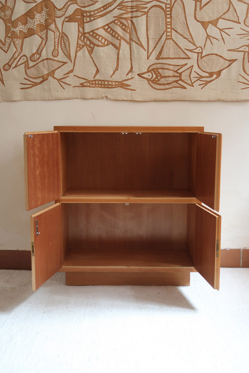 Commode scandinave en pin blond des années 70 avec quatre portes à boutons tournés.