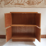 Commode scandinave en pin blond des années 70 avec quatre portes à boutons tournés.