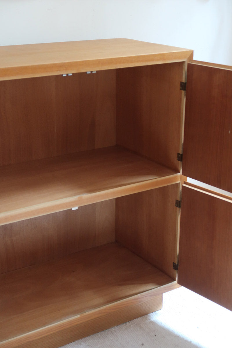 Commode scandinave en pin blond des années 70 avec quatre portes à boutons tournés.