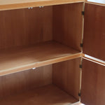 Commode scandinave en pin blond des années 70 avec quatre portes à boutons tournés.