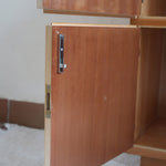 Commode scandinave en pin blond des années 70 avec quatre portes à boutons tournés.