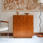 Commode scandinave en pin blond des années 70 avec quatre portes à boutons tournés.