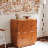 Commode scandinave en pin blond des années 70 avec quatre portes à boutons tournés.