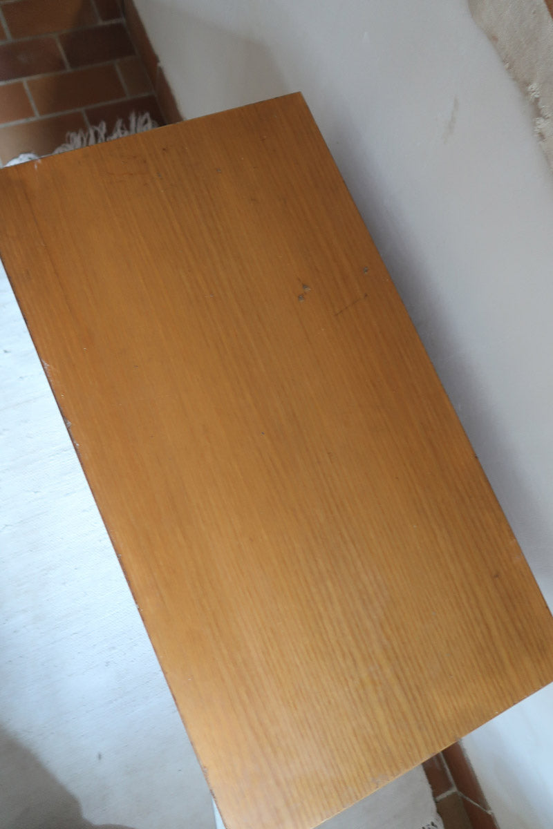 Meuble bas années 70 en bois avec piètement et montants en métal chromé, portes coulissantes et étagère intérieure.
