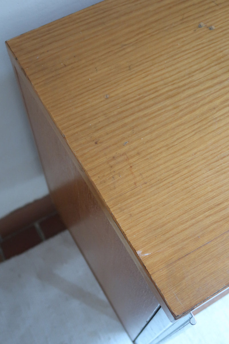 Meuble bas années 70 en bois avec piètement et montants en métal chromé, portes coulissantes et étagère intérieure.