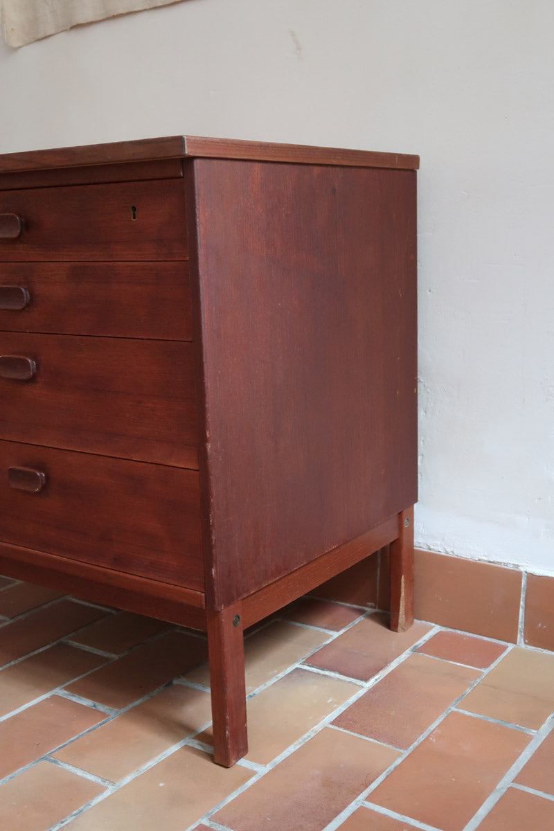 Commode Ulferts en teck des années 60 avec quatre tiroirs et poignées intégrées