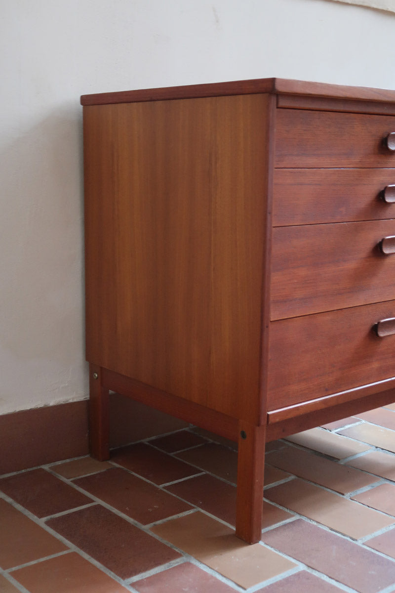 Commode Ulferts en teck des années 60 avec quatre tiroirs et poignées intégrées