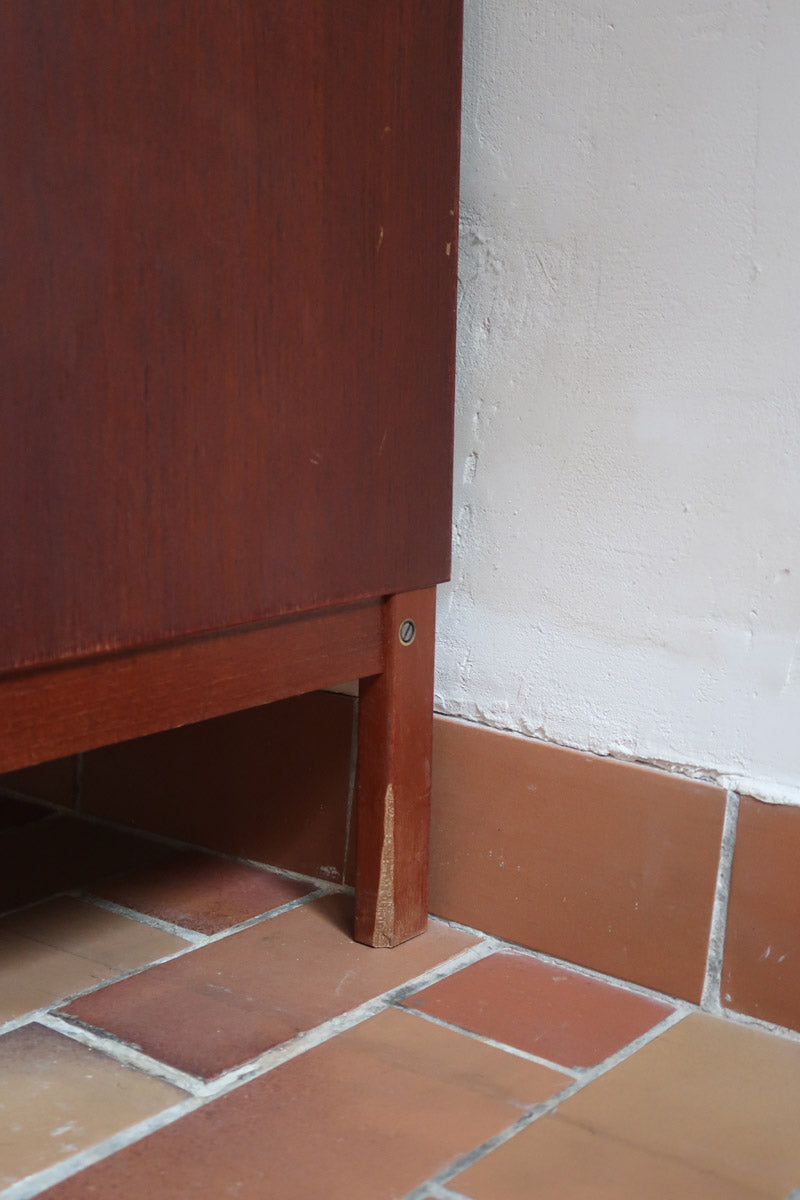 Commode Ulferts en teck des années 60 avec quatre tiroirs et poignées intégrées