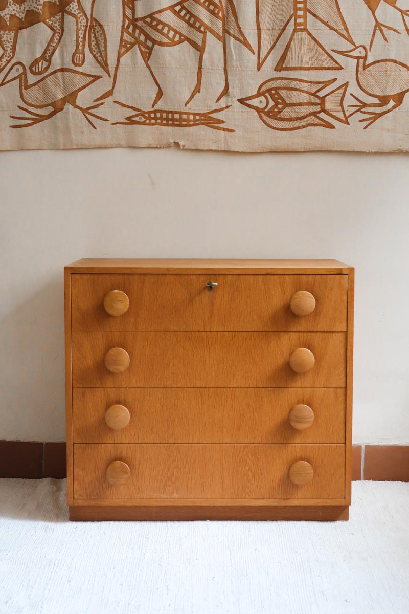 commode scandinave chêne clair poignées rondes danemark années 70 design nordique