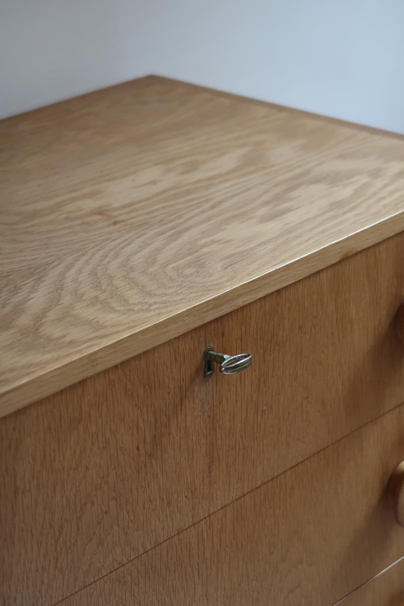 commode scandinave chêne clair poignées rondes danemark années 70 design nordique