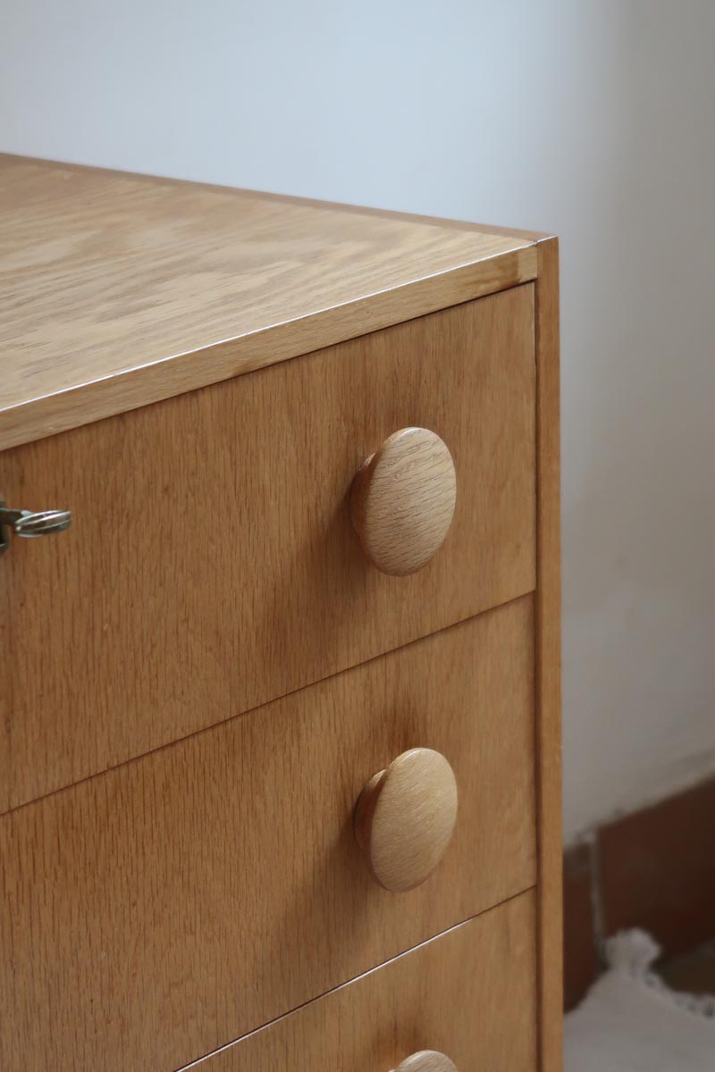 commode scandinave chêne clair poignées rondes danemark années 70 design nordique