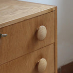 commode scandinave chêne clair poignées rondes danemark années 70 design nordique