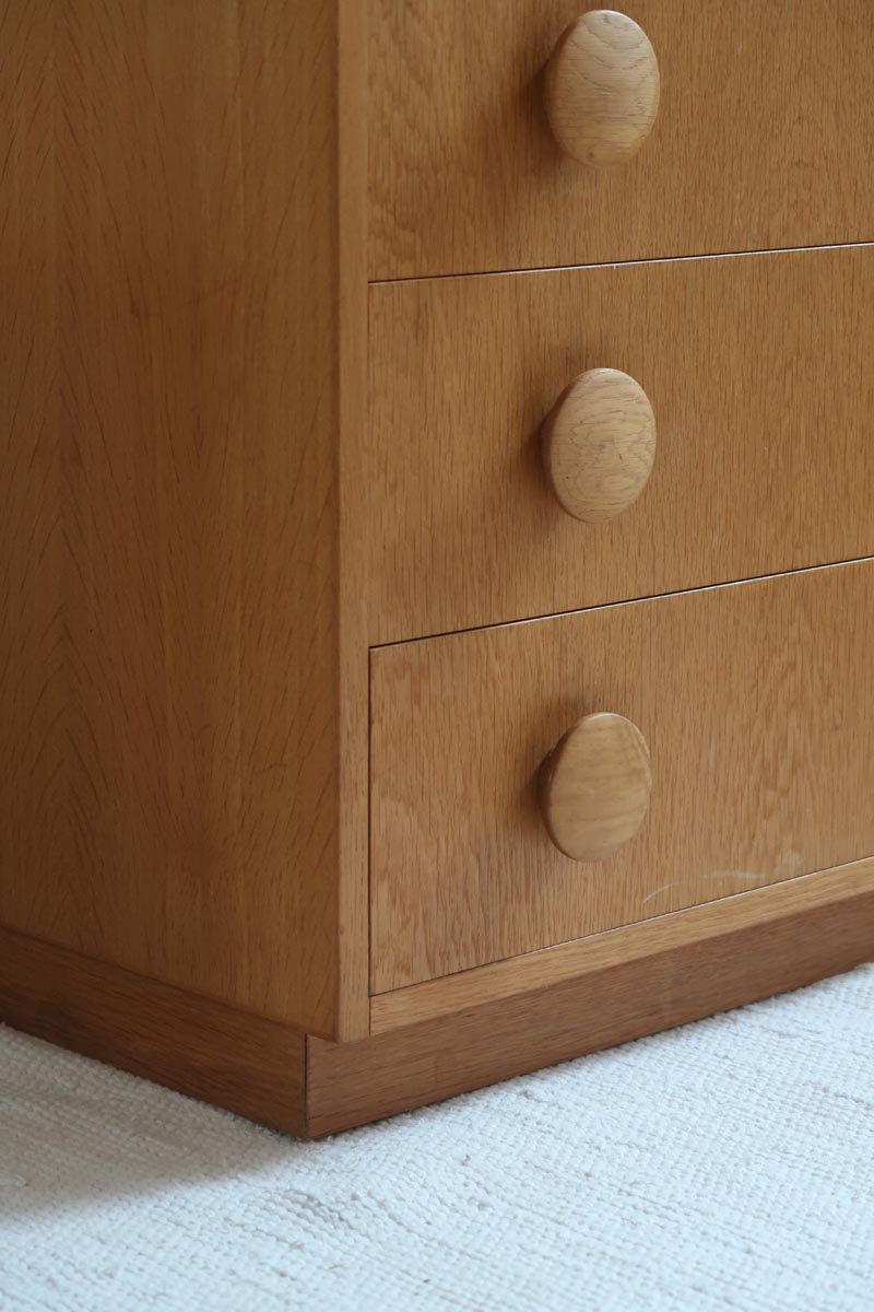commode scandinave chêne clair poignées rondes danemark années 70 design nordique