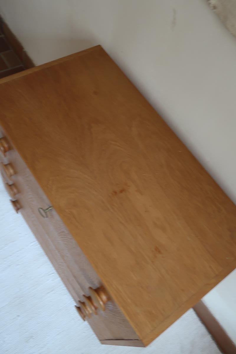 commode scandinave chêne clair poignées rondes danemark années 70 design nordique