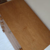 commode scandinave chêne clair poignées rondes danemark années 70 design nordique